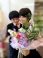 ブログで公開した小林麻央さん（右）長男・勸玄君との２ショット=１７年