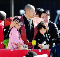 遠くを見つめながら長女の麗禾ちゃん、長男の勸玄君を抱き締める市川海老蔵＝１７年２月