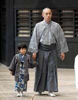 宙乗り安全祈願修祓式に出席した市川海老蔵と長男の勸玄くん＝１７年６月