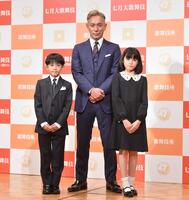 歌舞伎座「七月大歌舞伎」に向け、抱負を語った（左から）堀越勸玄、市川海老蔵、市川ぼたん＝２２年６月