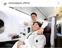　チャーター機で記念撮影する山本と若月。侍ジャパンの公式インスタグラム（ｓａｍｕｒａｉｊａｐａｎ＿ｏｆｆｉｃｉａｌ）より