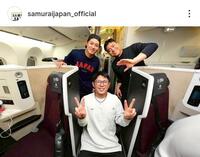 　チャーター機で記念撮影する若月、坂本、中村の捕手陣。侍ジャパンの公式インスタグラム（ｓａｍｕｒａｉｊａｐａｎ＿ｏｆｆｉｃｉａｌ）より