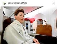 　チャーター機に乗り込んだ吉田。侍ジャパンの公式インスタグラム（ｓａｍｕｒａｉｊａｐａｎ＿ｏｆｆｉｃｉａｌ）より