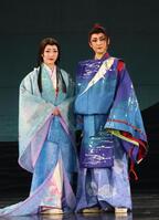 花組新人公演「蒼月抄」に主演した鏡星珠（右）とヒロインの翠笙芹南