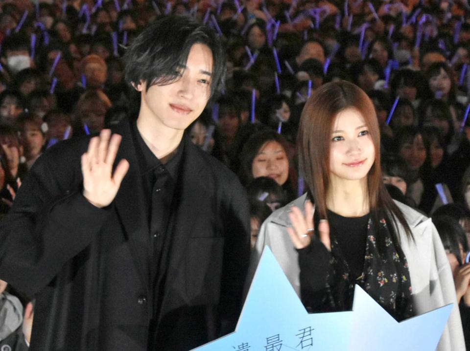 　道枝駿佑（左）と生見愛瑠