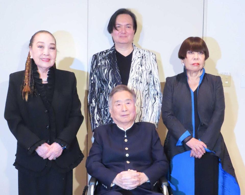 　三枝成彰氏（中央）を囲む（左から）湯川れい子氏、ジョン・健・ヌッツォ、コシノジュンコ氏