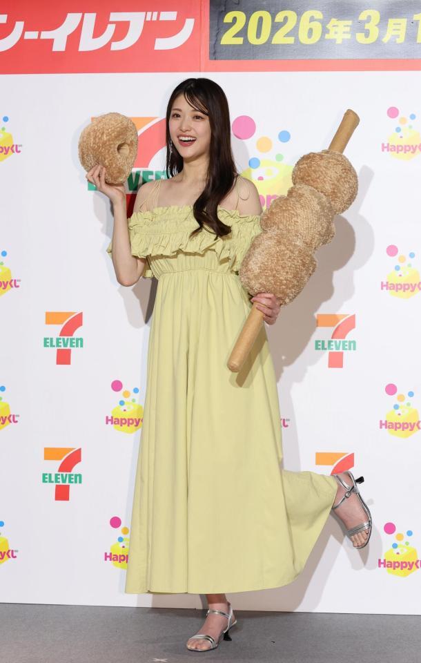 ポーズを決める松村沙友理＝東京・千駄ケ谷（撮影・佐々木彰尚）