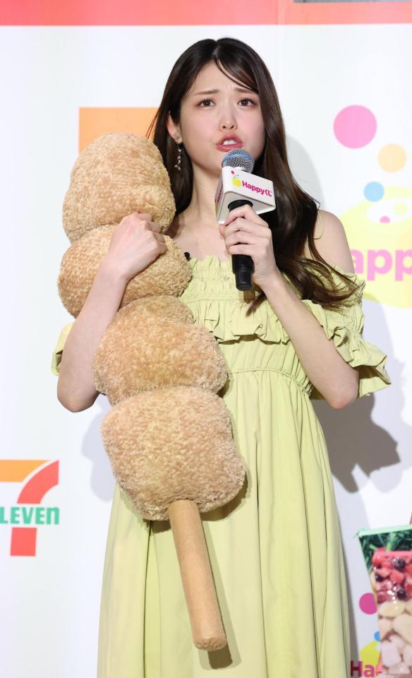 ポーズを決める松村沙友理＝東京・千駄ケ谷（撮影・佐々木彰尚）