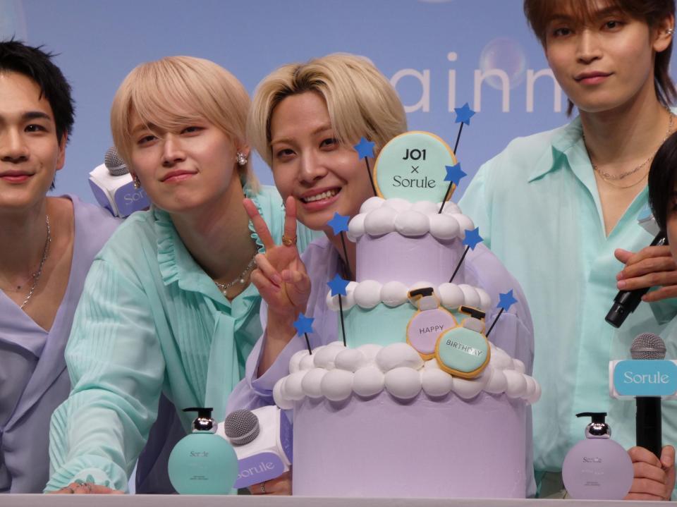 バースデーサプライズを受ける川尻蓮（写真中央）