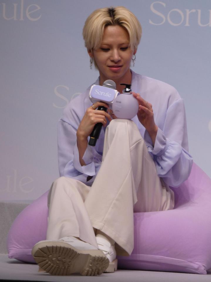 新商品を愛でる川尻蓮＝都内