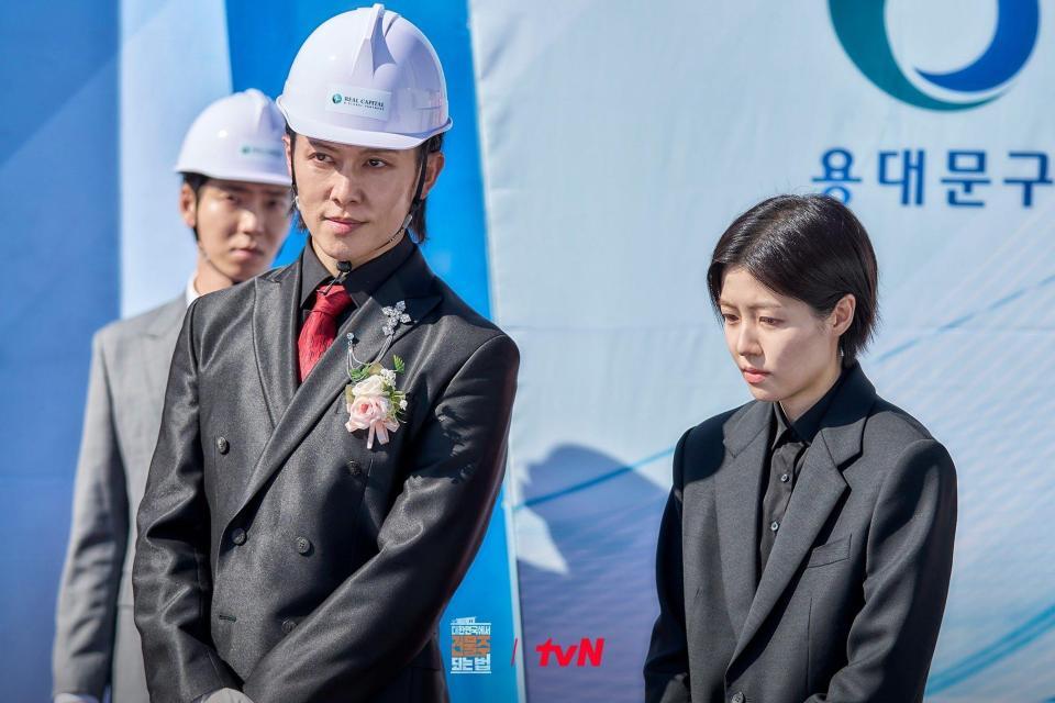 韓国放送局・ｔｖＮの公式Ｘ＠ＣＪｎＤｒａｍａより　韓ドラ「大韓民国でビルオーナーになる方法」ＭＩＹＡＶＩ（左）とシム・ウンギョンのスチールカット