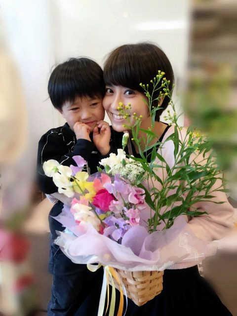 ブログで公開した小林麻央さん（右）長男・勸玄君との２ショット=１７年