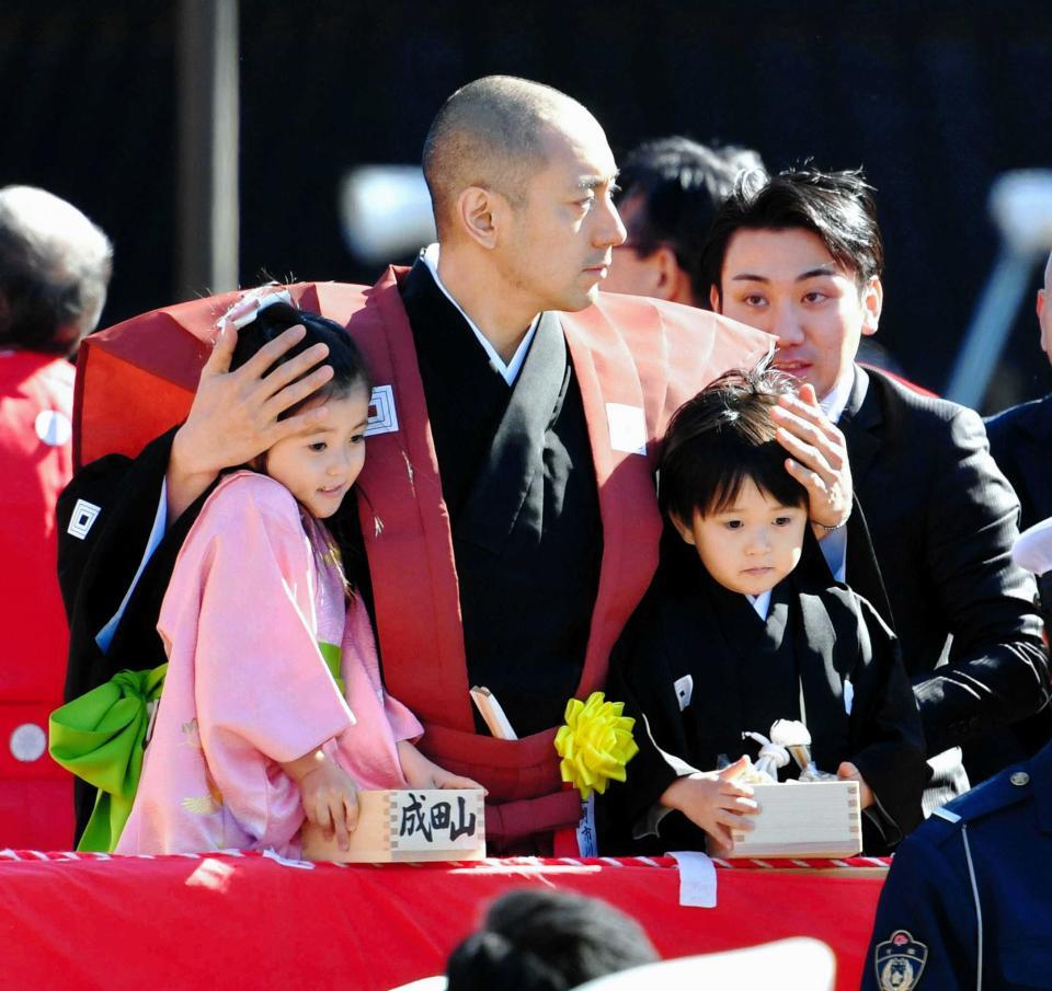 遠くを見つめながら長女の麗禾ちゃん、長男の勸玄君を抱き締める市川海老蔵＝１７年２月