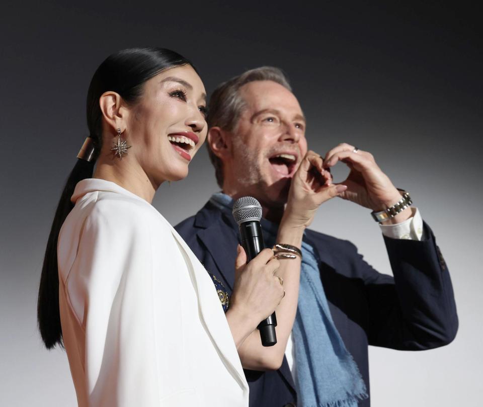 ハートを作るアンミカ＆セオドール・ミラ-夫婦（撮影・佐々木彰尚）