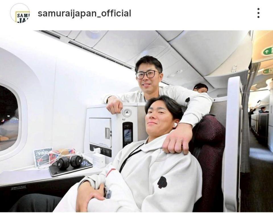 　チャーター機で記念撮影する山本と若月。侍ジャパンの公式インスタグラム（ｓａｍｕｒａｉｊａｐａｎ＿ｏｆｆｉｃｉａｌ）より