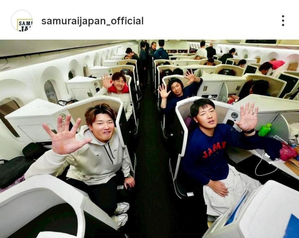 　チャーター機で記念撮影する村上、岡本。後方左が小園、同右は近藤。侍ジャパンの公式インスタグラム（ｓａｍｕｒａｉｊａｐａｎ＿ｏｆｆｉｃｉａｌ）より