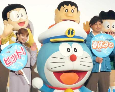 　「映画ドラえもん　新・のび太の海底鬼岩城」の舞台あいさつに登壇した平愛梨（左）とアルコ＆ピースの平子祐希