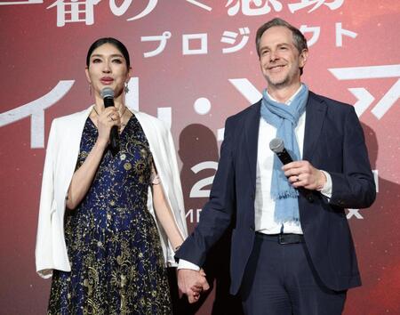 手をつなぐアンミカ＆セオドール・ミラ-夫婦（撮影・佐々木彰尚）