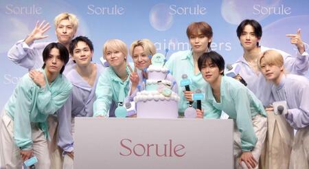 　ＪＯ１の（左から）川西拓実、金城碧海、豆原一成、白岩瑠姫、川尻蓮、與那城奨、河野純喜、佐藤景瑚、木全翔也