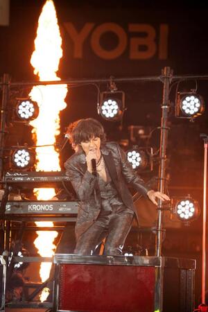 日本対チェコ戦の試合前にライブパフォーマンスを行った稲葉浩志