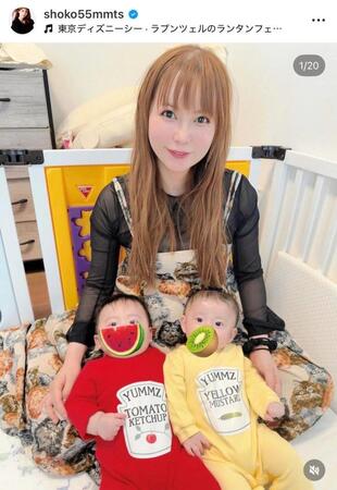 かわいいロンパースを着せた双子を紹介する中川翔子。公式インスタグラム＠ｓｈｏｋｏ５５ｍｍｔｓより