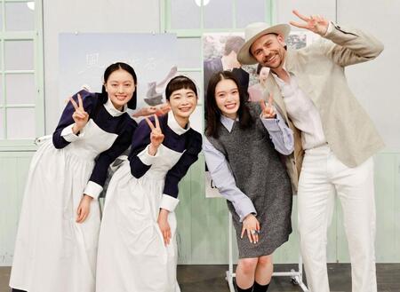 朝ドラバトンタッチセレモニーに参加した（左から）上坂樹里、見上愛、高石あかり、トミー・バストウ