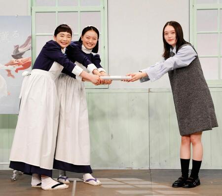 朝ドラバトンタッチセレモニーに参加した（左から）見上愛、上坂樹里、高石あかり