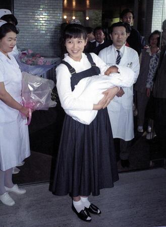 翔ちゃんを抱いて退院する石川秀美さん＝１９９０年１０月３１日