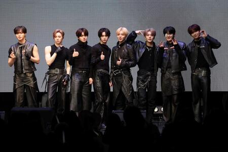 会場を盛り上げたＡＬＰＨＡ　ＤＲＩＶＥ　ＯＮＥの（左から）ＪＵＮＳＥＯ、ＡＲＮＯ、ＬＥＯ、ＡＮＸＩＮ、ＳＡＮＧＷＯＮ、ＸＩＮＬＯＮＧ、ＳＡＮＧＨＹＥＯＮ、ＧＥＯＮＷＯＯ（撮影・金田祐二）