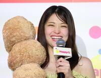 笑顔を見せる松村沙友理（撮影・佐々木彰尚）