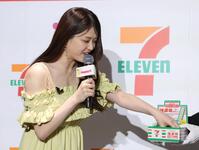 くじを引く松村沙友理（撮影・佐々木彰尚）