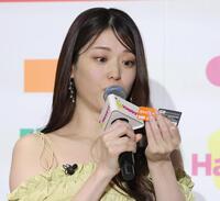 くじを引いた松村沙友理（撮影・佐々木彰尚）