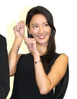 役名にちなんで、女狐のポーズを決める菜々緒（撮影・西岡正）