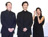 　笑顔の（左から）坂東彌十郎、長谷川博己、菜々緒（撮影・西岡正）