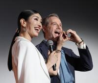 ハートを作るアンミカ＆セオドール・ミラ-夫婦（撮影・佐々木彰尚）