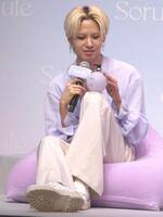 新商品を愛でる川尻蓮＝都内