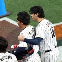 ライブＢＰを終え、森下（左）に抱きつく大谷（撮影・伊藤笙子）