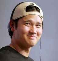 記者会見で笑顔を見せる大谷