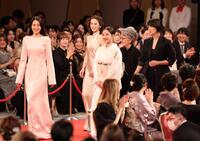 レッドカーペットを歩く優秀主演女優賞を受賞した（左から）長澤まさみ、北川景子、広瀬すず、倍賞千恵子、松たか子（撮影・石井剣太郎）