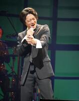 新曲を熱唱する真田ナオキ