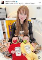 かわいいロンパースを着せた双子を紹介する中川翔子。公式インスタグラム＠ｓｈｏｋｏ５５ｍｍｔｓより