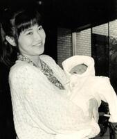 第二子を出産して退院。二男・隼人君をお披露目する薬丸裕英夫人の石川秀美さん＝１９９３年４月２６日