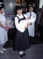 翔ちゃんを抱いて退院する石川秀美さん＝１９９０年１０月３１日