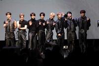 会場を盛り上げたＡＬＰＨＡ　ＤＲＩＶＥ　ＯＮＥの（左から）ＪＵＮＳＥＯ、ＡＲＮＯ、ＬＥＯ、ＡＮＸＩＮ、ＳＡＮＧＷＯＮ、ＸＩＮＬＯＮＧ、ＳＡＮＧＨＹＥＯＮ、ＧＥＯＮＷＯＯ（撮影・金田祐二）