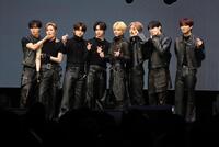 会場を盛り上げたＡＬＰＨＡ　ＤＲＩＶＥ　ＯＮＥの（左から）ＪＵＮＳＥＯ、ＡＲＮＯ、ＬＥＯ、ＡＮＸＩＮ、ＳＡＮＧＷＯＮ、ＸＩＮＬＯＮＧ、ＳＡＮＧＨＹＥＯＮ、ＧＥＯＮＷＯＯ（撮影・金田祐二）