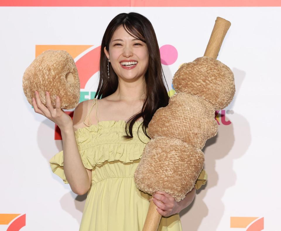 笑顔を見せる松村沙友理（撮影・佐々木彰尚）