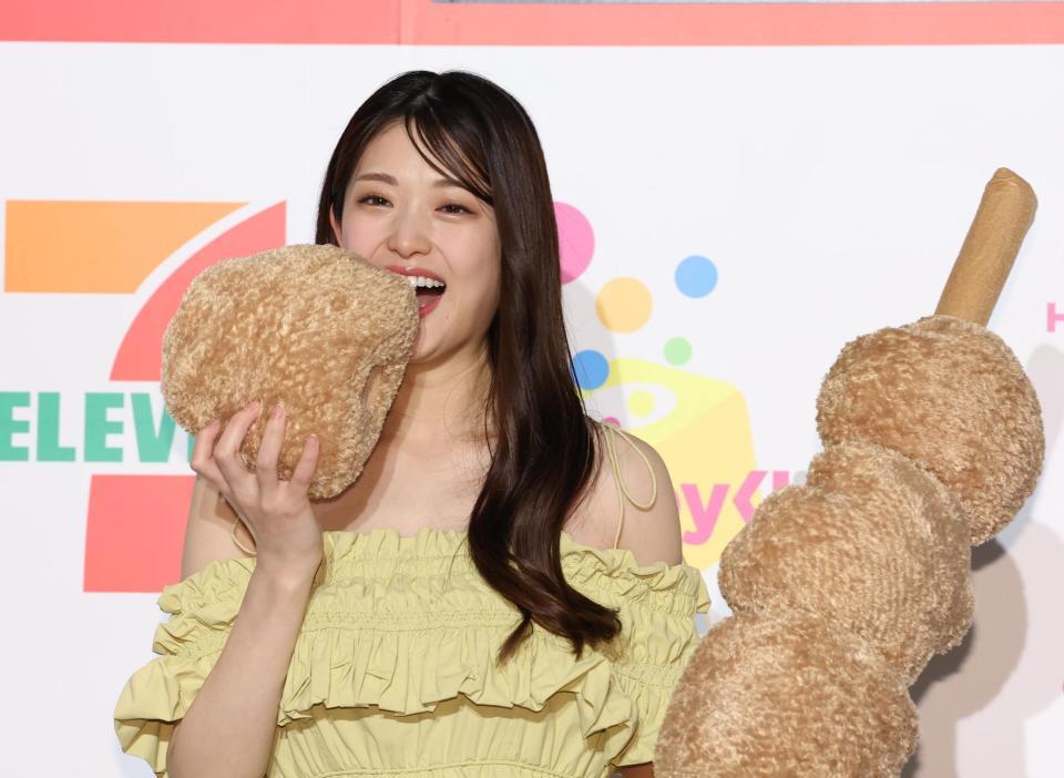 からあげ棒をほおばる松村沙友理（撮影・佐々木彰尚）