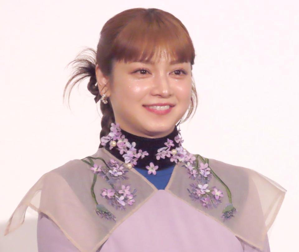 笑顔を見せる平愛梨