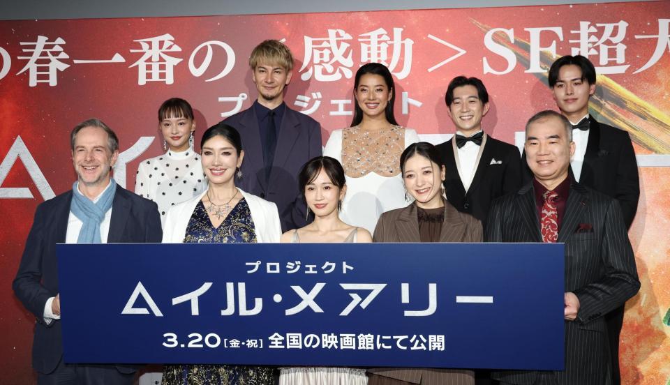 イベントに登場した（前列左から）セオドール・ミラ-氏、アンミカ、前田敦子、池田美優、野口聡一、（後列同）ｍａｉ、ＪＯＹ、すみれ、中井大、中西瞬（撮影・佐々木彰尚）