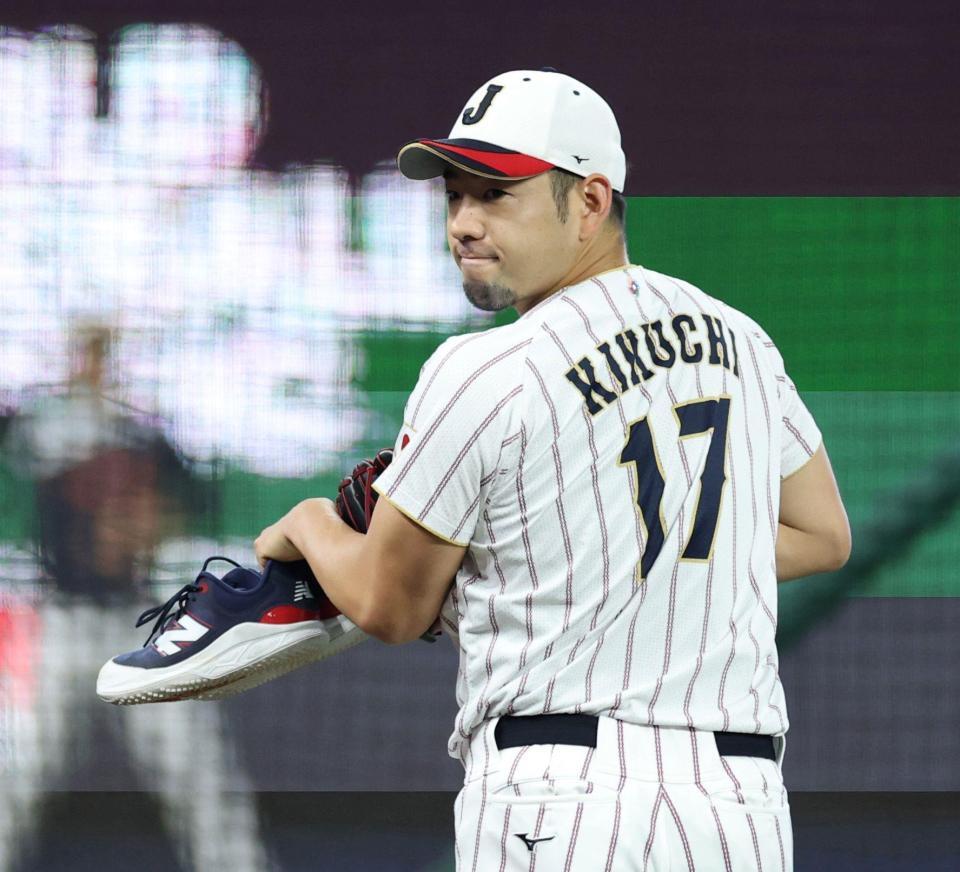 練習へ向かう菊池＝１２日